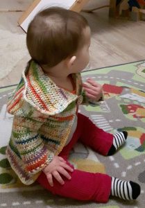Mädchen-Strickjacke mit Kapuze - Tragebeispiel