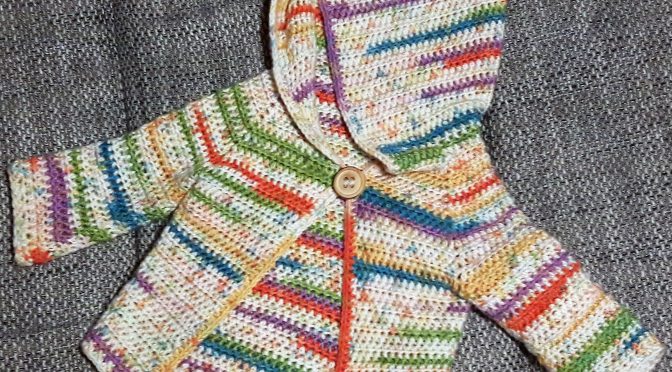 Mädchen-Strickjacke mit Kapuze