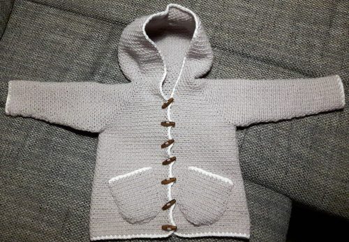 gehäkelte "Strick-" Jacke mit Kapuze und Taschen